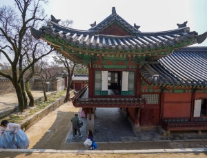 ‘춘분’ 봄바람 머금은 창덕궁…나들이객 북적 [쿠키포토]