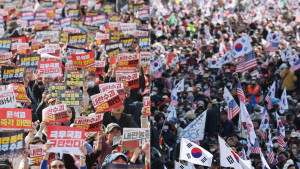 날계란 투척·폭행·분신까지…“한국 정치, 파멸의 문 앞”