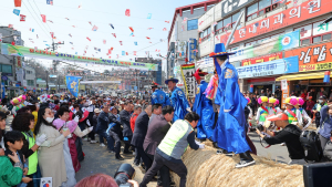“풍년과 안녕을 기원하며 희망을 당기다” 을사년 칠원고을줄다리기 성황리 개최