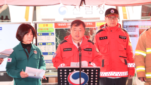 산청 산불, 연무 적어 일출과 동시에 헬기 36대 투입 진화 중