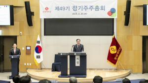 롯데케미칼, 신동빈 회장 사내이사 재선임…“고부가 사업 전환 속도”