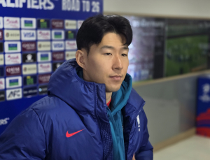 잔디 문제에 손흥민 “‘바뀌겠지’ 생각하지만 바뀌지 않아 너무나도 속상”