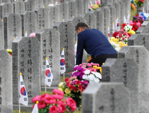 與, ‘천안함 피격사건’ 15주기 참배…“호국영웅 예우”