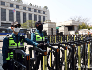 각국 주한대사관, 尹 탄핵심판 선고 앞두고 자국민에 ‘안전 공지’