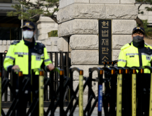 “尹 파면돼야” vs “정상은 기각”…헌재 앞 찬반 시민 엇갈린 목소리 [尹 탄핵심판]