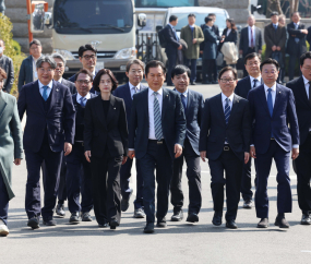 윤석열 대통령 탄핵선고 심판정 입장하는 국회 소추위원과 변호인단