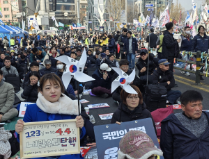 탄핵 인용 후 헌재 메운 함성…“주권자가 승리했다”