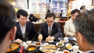 김동연, SNS 화제 ‘저희 어무니 생선가게’ 찾아…‘자영업자 살리기’ 행보