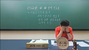 尹 탄핵 충격받았나…전한길 “정치 관련 글 모두 내려”