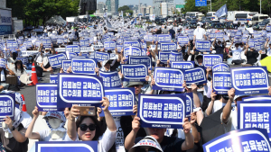 尹 파면에 반격 나선 의사들…“대치 아닌 협치해야”