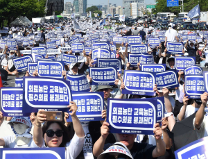 尹 파면에 반격 나선 의사들…“대치 아닌 협치해야”