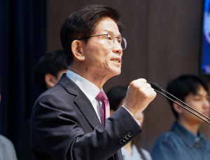 주먹 불끈 쥔 김문수…“깨끗한 제가 피고인 이재명 이길 것”