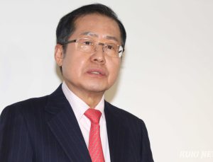 [단독] 윤여준, 홍준표 후원회장 유력설에 “그럴 상황 못 된다”