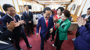 퇴임 하루 앞둔 홍준표 “위대한 대한민국 위해 모든 걸 바칠 것”