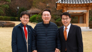尹, 관저서 전한길 만나 “난 감옥 가고 죽어도 상관없지만 국민들 어떡하나”