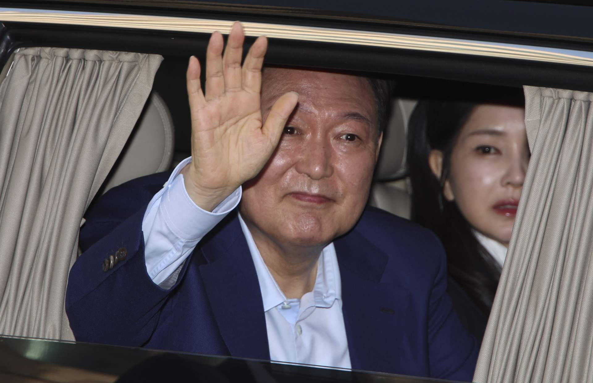 윤석열‚ 886일 만에 관저 떠나 ‘서초동 사저’로 복귀