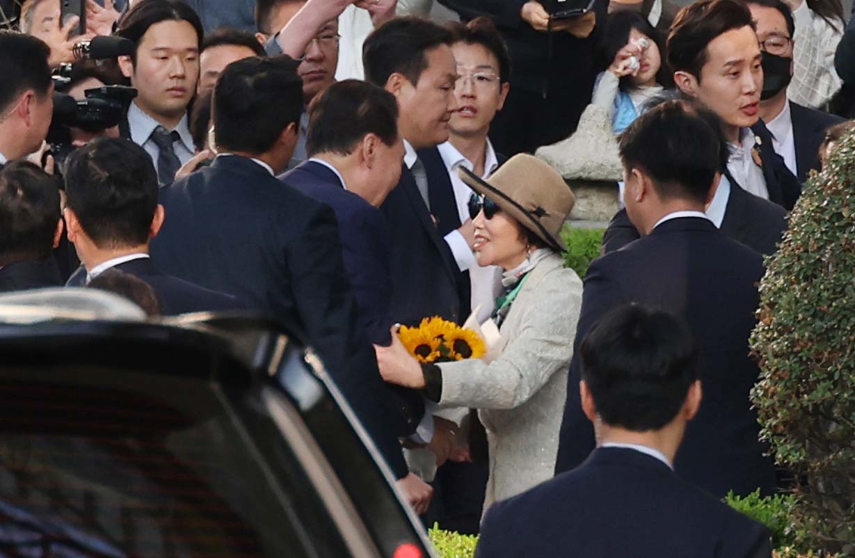 윤석열‚ 886일 만에 관저 떠나 ‘서초동 사저’ 복귀