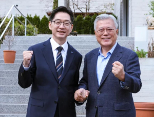 文 전 대통령 예방한 김경수 “민주세력 힘 모아 정권 교체 당부 받아”