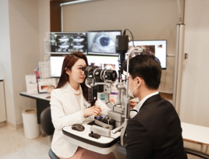 ‘무언가 떠다니는’ 비문증, 이 증상 동반되면 반드시 안과 진료 받아야 [건강 나침반]