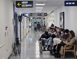 의대 증원 ‘원점 회귀’…환자들 “대국민 사기” “의사 못 이겨” 비판