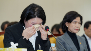 눈물 흘리는 故 오요안나 어머니…MBC 측은 청문회 대거 불참