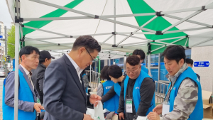 함양군소상공인연합회 ‘만원의 기적’ 바자회…이웃돕기 성금 기탁
