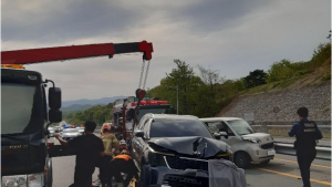 경북 성주군 국도서 멈춰선 고장 차량 추돌…2명 사상