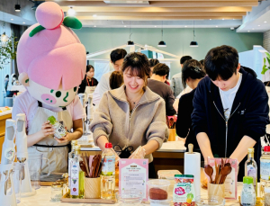 샘표, 새미네부엌X쿠첸 집밥 팝업 인기…“만드는 과정도 즐겁게”