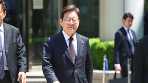 이재명, 대선후보 선출 뒤 첫 재판 출석…질문엔 ‘묵묵부답’