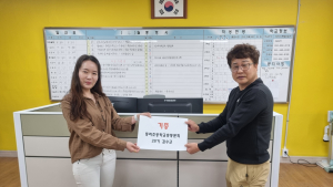 [포토]태백 통리초에 동문 김수근씨 활동복 기증