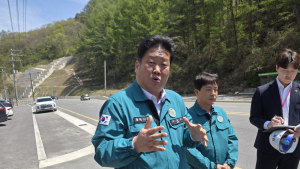 [포토]태백 소도지역 도로 확·포장공사 점검하는 이상호 시장