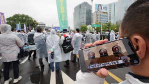 이재명 상고심 판결 생중계 지켜보는 시민들
