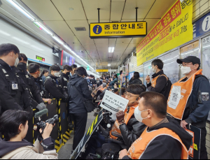 전장연, 민주 면담 약속에 시위 보류…대선 요구안 전달 예정