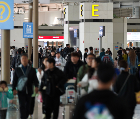 황금연휴 맞은 인천공항…SKT 로밍센터 북새통 [쿠키포토]