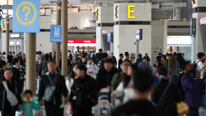 황금연휴 맞은 인천공항…SKT 로밍센터 북새통 [쿠키포토]