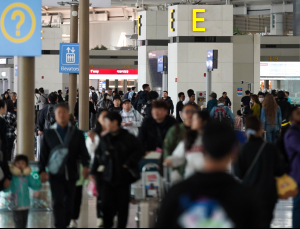 황금연휴 맞은 인천공항…SKT 로밍센터 북새통 [쿠키포토]