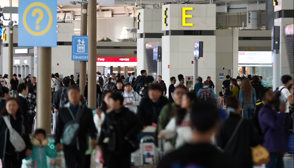 황금연휴 맞은 인천공항…SKT 로밍센터 북새통
