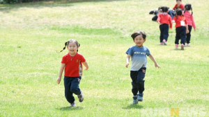 하루 2시간도 못 노는 어린이들…‘놀 권리’, 법으로 보장해야
