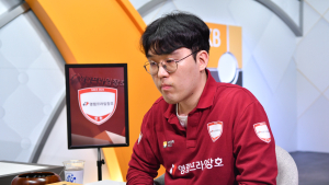 [속보] 1승10패 열세 뒤집었다…박민규, 안성준 꺾고 선취점 [바둑]