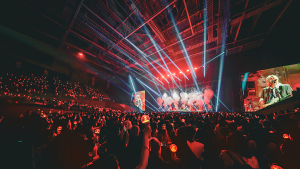 좌석도 200분 기립…엑스디너리 히어로즈, 천장 뚫은 올림픽홀과 뜨거운 안녕 [쿠키 현장]