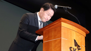 고개 숙인 최태원…SKT 해킹 사고 발생 19일 만