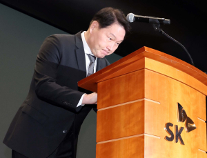 고개 숙인 최태원…SKT 해킹 사고 발생 19일 만