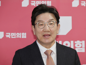 권성동 “김문수 기자회견, 한심한 모습…당원 명령 거부 옳지 않아”