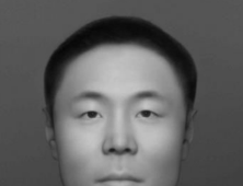 국유단, 6·25전사자 얼굴 첫 복원 공개…처음 마주한 아버지 영정 카네이션 바쳐