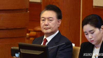 윤석열 전 대통령 첫 포토라인에 설까…오늘 내란 혐의 세 번째 재판