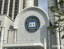 ‘내란수괴 혐의’ 윤석열, 첫 포토라인…말없이 법정으로