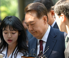 尹 3차 공판 출석...취재진 질문에 ‘묵묵부답’