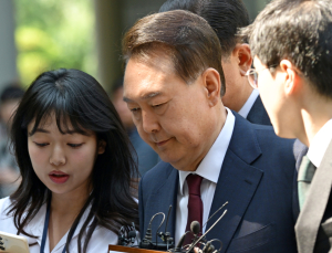 尹 3차 공판 출석...취재진 질문에 ‘묵묵부답’