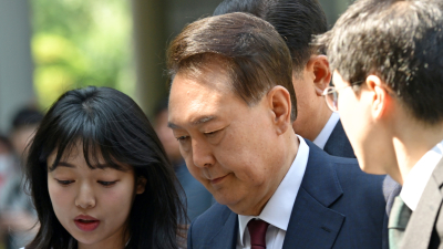 尹 3차 공판 출석...취재진 질문에 ‘묵묵부답’