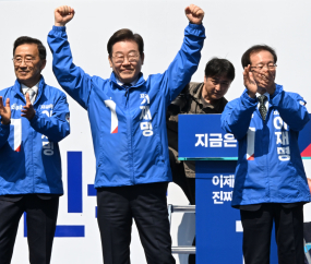 이재명, ‘빛의 혁명’ 광화문서 첫 유세 “국민과 함께라면 불가능 없어” [쿡 정치포토]